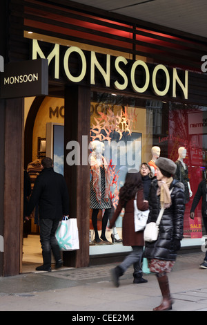 Der Vorder- und der Eingang zu einem Monsun-Speicher in der Oxford Street, London, mit einer Person eingeben und andere wandern übergebenen Stockfoto