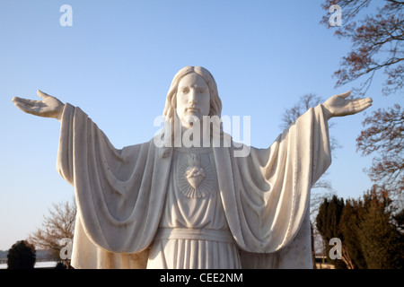 Jesus Christus Statue; weiße Marmorstatue von Jesus Christus, die die christenheit repräsentiert, Suffolk UK Stockfoto