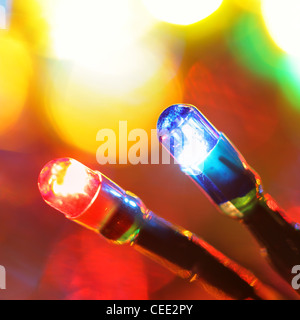 Bunte Glühbirnen und Licht aus der Fokus Stockfoto