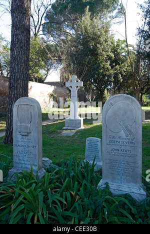 Gräber der John Keats und Joseph Severn in den nicht-katholischen Friedhof, Rom, Latium, Italien Stockfoto