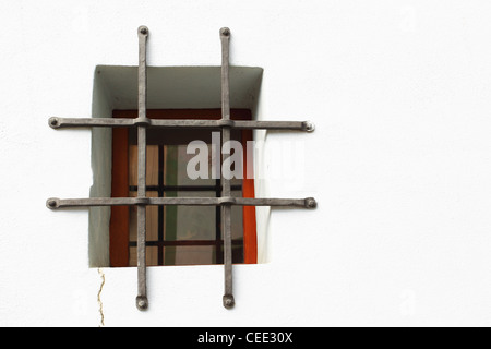 Fenster mit Metallstangen im Altbau Stockfoto