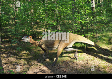 Leben Größe Statue eines Dinosauriers in Waldlandschaft Stockfoto