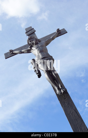 Jesus am Kreuz vor blauem Himmel Stockfoto