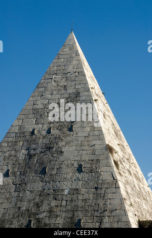 Caius Cestius-Pyramide gesehen von nicht-katholischen Friedhof, Rom, Latium, Italien Stockfoto