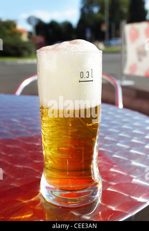 Bierglas auf den Tisch-closeup Stockfoto