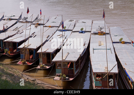 Eine Reihe von Boote ankern vor der Einnahme von Touristen und den Mekong-Fluss von Luang Prabang Stockfoto