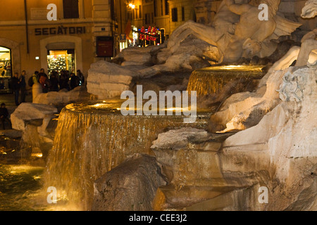 Der Trevi-Brunnen in der Mitte von Rom Italien Lite bis nachts die Fontana di Trevi Stockfoto