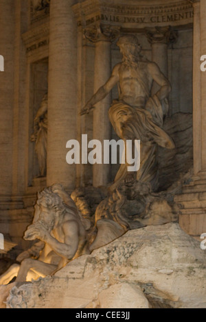 Der Trevi-Brunnen in der Mitte von Rom Italien Lite bis nachts die Fontana di Trevi Stockfoto