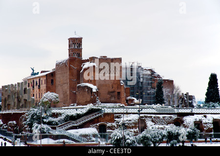 Schneebedeckte, Blick auf den Tempel der Venus und Roma in Rom Italien Stockfoto