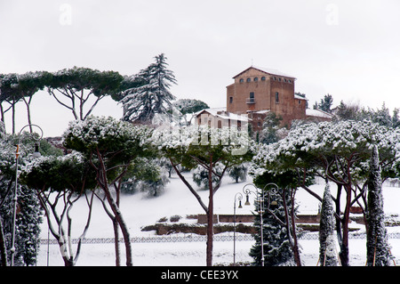 Schneebedeckte, Blick auf die Chiesa di San Bonaventura al Palatino, Rom Italien Stockfoto