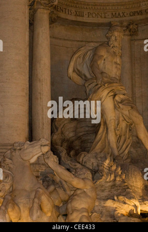 Der Trevi-Brunnen in der Mitte von Rom Italien Lite bis nachts die Fontana di Trevi Stockfoto