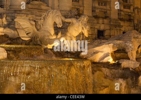 Der Trevi-Brunnen in der Mitte von Rom Italien Lite bis nachts die Fontana di Trevi Stockfoto