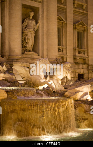 Der Trevi-Brunnen in der Mitte von Rom Italien Lite bis nachts die Fontana di Trevi Stockfoto