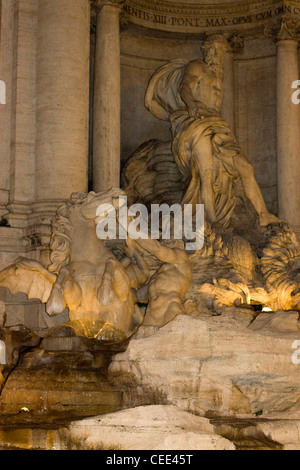 Der Trevi-Brunnen in der Mitte von Rom Italien Lite bis nachts die Fontana di Trevi Stockfoto
