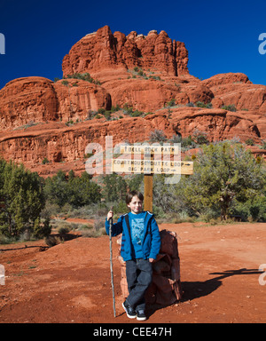 Junge im Bell Felsenpfad mit Wander-stick Stockfoto