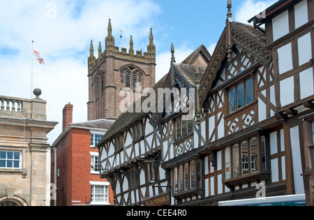 Halbe Fachwerkhaus Gebäude in Broad Street, Ludlow, mit dem Turm der St. Laurence Kirche hinter Stockfoto