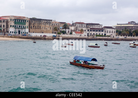 Alte Gebäude von Stone Town Hafen und Uferpromenade Insel Sansibar, Tansania Stockfoto