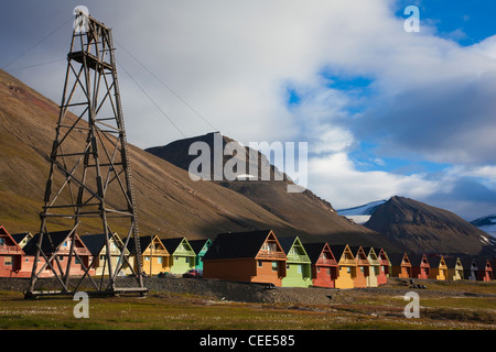 Holzhäuser in Longyearbyen, die größte Siedlung der Inselgruppe Svalbard, Norwegen. Stockfoto