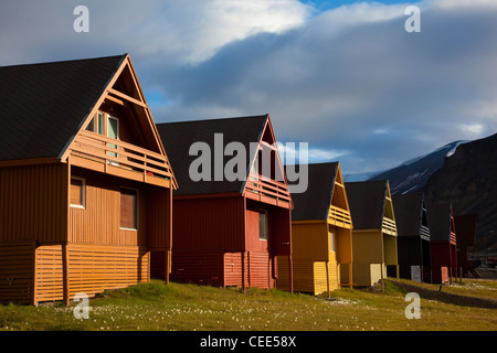 Holzhäuser in Longyearbyen, die größte Siedlung der Inselgruppe Svalbard, Norwegen. Stockfoto