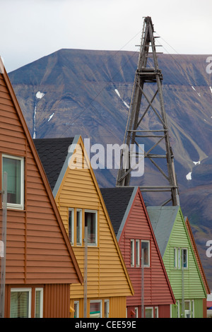 Holzhäuser in Longyearbyen, die größte Siedlung der Inselgruppe Svalbard, Norwegen. Stockfoto