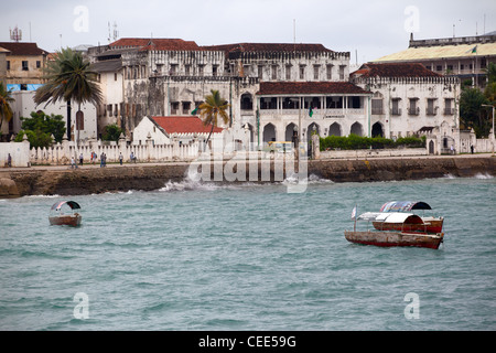 Alte Gebäude von Stone Town Hafen und Uferpromenade Insel Sansibar, Tansania Stockfoto