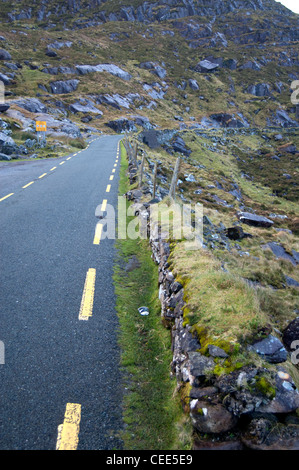 Straße auf den irischen Bergen Stockfoto