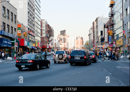 Verkehr und Straße Szene Canal Street, Chinatown, New York City, NY USA. Verkehr in Richtung Kosciusko Bridge und Brooklyn Stockfoto