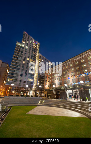 Das große nördlichen Lager an Peter Street und Deansgate in Manchester, UK, erschossen in der Nacht. Stockfoto