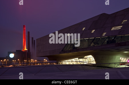 Wolfsburg, Wissenschaftsmuseum Ausstellungsbau PHAENO von Südosten, Nachts Fensterlicht Violett Und Grün, links VW Kraftwerk, Stockfoto