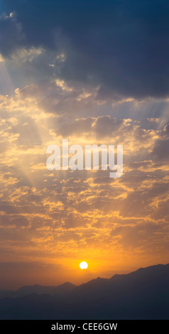 Die Sonne über den Bergen Stockfoto