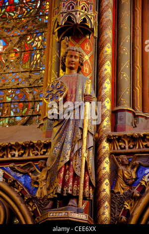 Eine mittelalterliche Statue von Saint Louis in Sainte-Chapelle in Paris Frankreich. Stockfoto