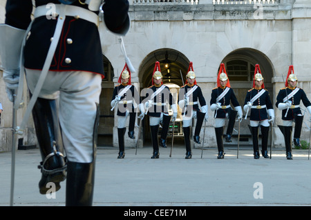 Wachablösung Pferd, Hof des Armee-Hauptquartier, Whitehall Street, London Stockfoto