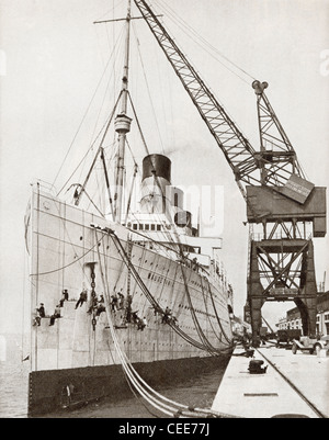 Die RMS Mauretania angedockt und gereinigt. Aus der Geschichte von 25 ereignisreiche Jahre in Bildern veröffentlicht 1935. Stockfoto