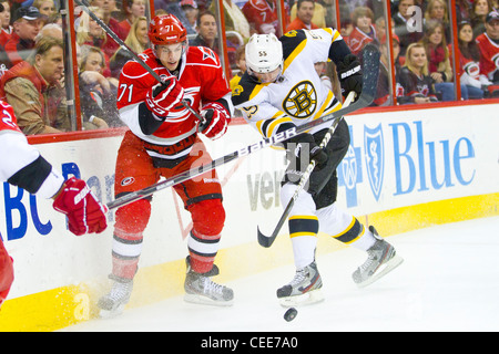 Carolina Hurrikan Jerome Samson, Boston Bruin Johnny Boychuk - Carolina Hurricanes Niederlage den Boston Bruins 4-2 in der NHL Stockfoto