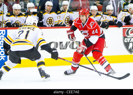 Carolina Hurrikan Jay Harrison - Carolina Hurricanes Niederlage den Boston Bruins 4-2 in der NHL im RBC Center Stockfoto