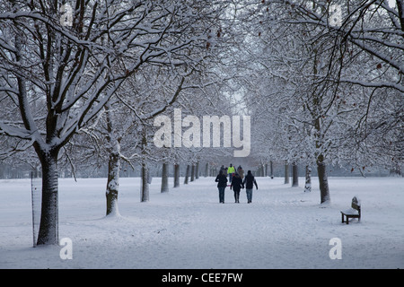 Familien Wandern im Schnee im Wollaton Park, Nottingham England UK Stockfoto