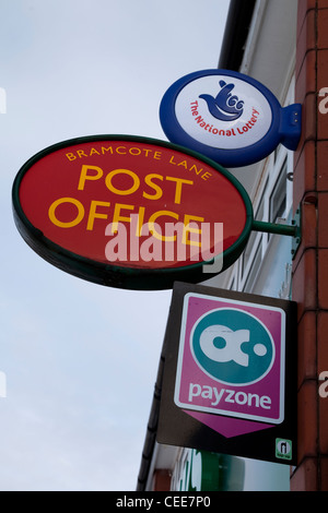 Postamt Einrichtungen Payzone und nationale Lotterie Zeichen außerhalb Nottingham England UK Stockfoto