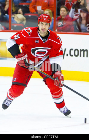 Carolina Hurrikan Jay Harrison - Carolina Hurricanes besiegen die Boston Bruins 4-2 in der NHL im RBC Center Stockfoto