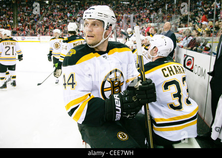 Boston Bruin Dennis Seidenberg - Carolina Hurricanes Niederlage den Boston Bruins 4-2 in der NHL im RBC Center Stockfoto