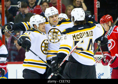 Bruins feiern - Carolina Hurricanes besiegen die Boston Bruins 4-2 in der NHL im RBC Center in Raleigh, NC. Stockfoto