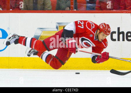 Carolina Hurrikan Derek Joslin - Carolina Hurricanes Niederlage den Boston Bruins 4-2 in der NHL im RBC Center Stockfoto