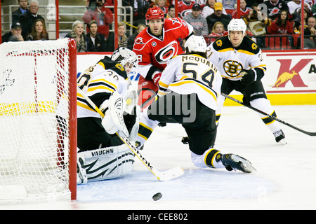 Carolina Hurricanes besiegen die Boston Bruins 4-2 in der NHL im RBC Center in Raleigh, NC. Stockfoto