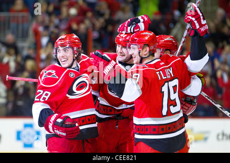 Carolina Hurrikan Justin Faulk, Jiri Tlusty - Carolina Hurricanes besiegen die Boston Bruins 4-2 in der NHL Stockfoto