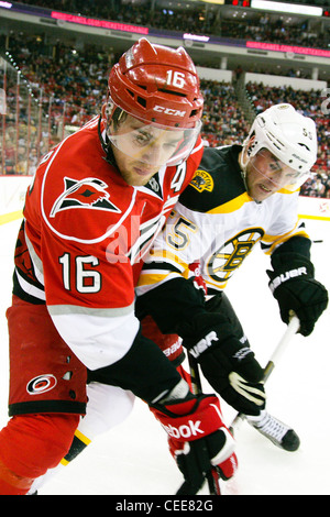 Carolina Hurrikan Brandon Sutter und Boston Bruin Johnny Boychuk - Carolina Hurricanes besiegen die Boston Bruins 4-2 in einem NHL Stockfoto