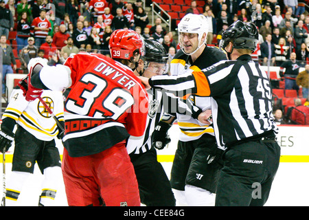 Carolina Hurrikan Patrick Dwyer, Boston Bruin Zdeno Chara - Carolina Hurricanes Niederlage den Boston Bruins 4-2 in der NHL Stockfoto