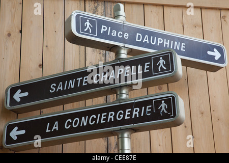 Wegweiser weisen den Weg zu einer Reihe von populären Websites in Paris Frankreich Stockfoto