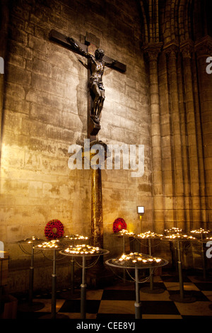 Kreuz Christi und brennenden Kerzen in der Kathedrale von Notre Dame in Paris Frankreich Stockfoto