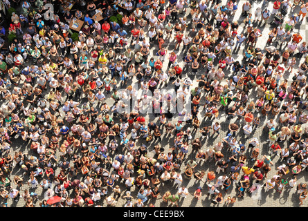 Touristen versammeln sich unter Prager Orloj, 24. Juli 2009 in Prag, Tschechien. Stockfoto