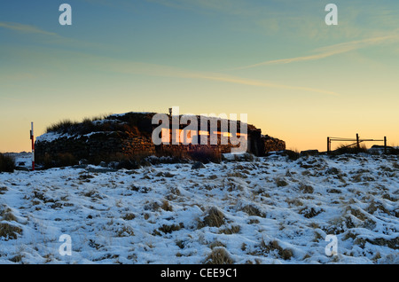 OP22 auf der Ringstraße im Norden Dartmoor in der Morgendämmerung an einem verschneiten Wintertag Stockfoto