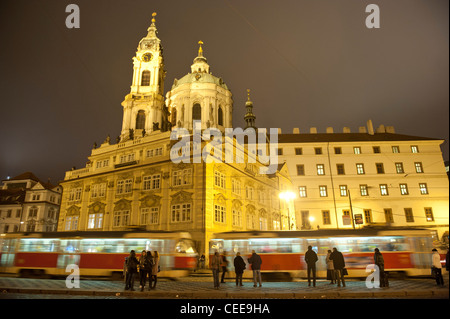 Menschen warten auf die Straßenbahn, Mala Strana Viertel, Prag, Tschechische Republik Stockfoto